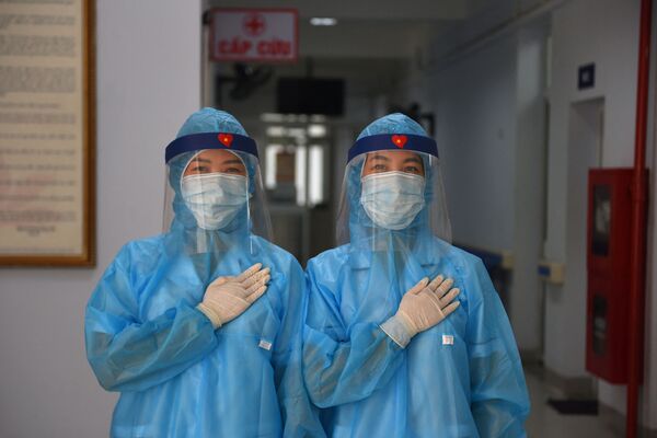 Медицинские работники в защитной одежде во временном центре тестирования коронавируса в Ханое, Вьетнам - Sputnik Южная Осетия