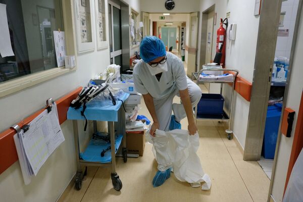 Медсестра перед посещением палаты с больными коронавирусом пациентами в больнице в Лиссабоне, Португалия - Sputnik Южная Осетия