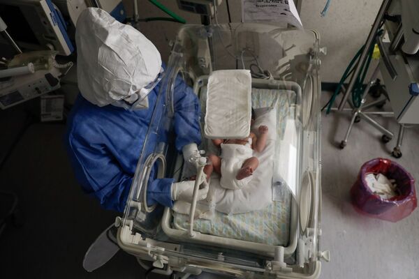 Медсестра с зараженным коронавирусом новорожденным в роддоме в Толуке, Мексика - Sputnik Южная Осетия