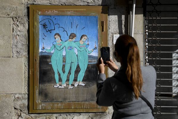 Граффити Три вакцины итальянского уличного художника TvBoy наподобие картины Рафаэля «Три грации» в Барселоне - Sputnik Южная Осетия