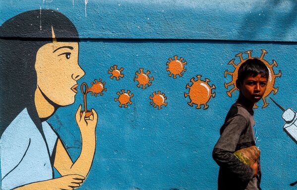 Мальчик проходит мимо граффити в Мумбаи, Индия - Sputnik Южная Осетия