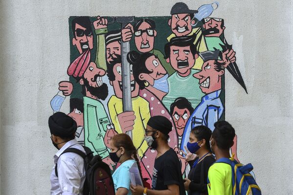 Граффити с напоминанием о социальной дистанции в Мумбаи, Индия - Sputnik Южная Осетия