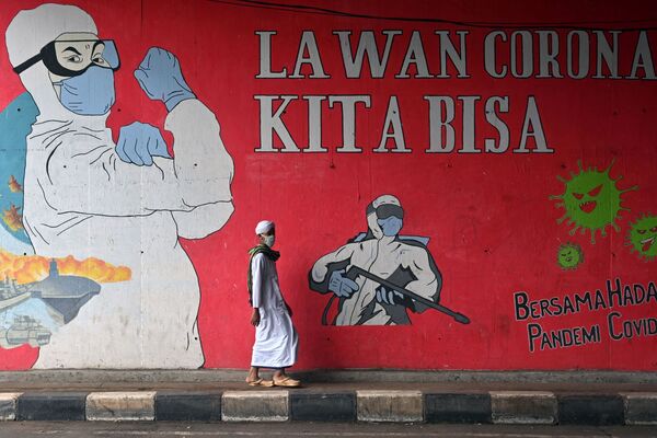 Мужчина у граффити в Джакарте, Индонезия - Sputnik Южная Осетия
