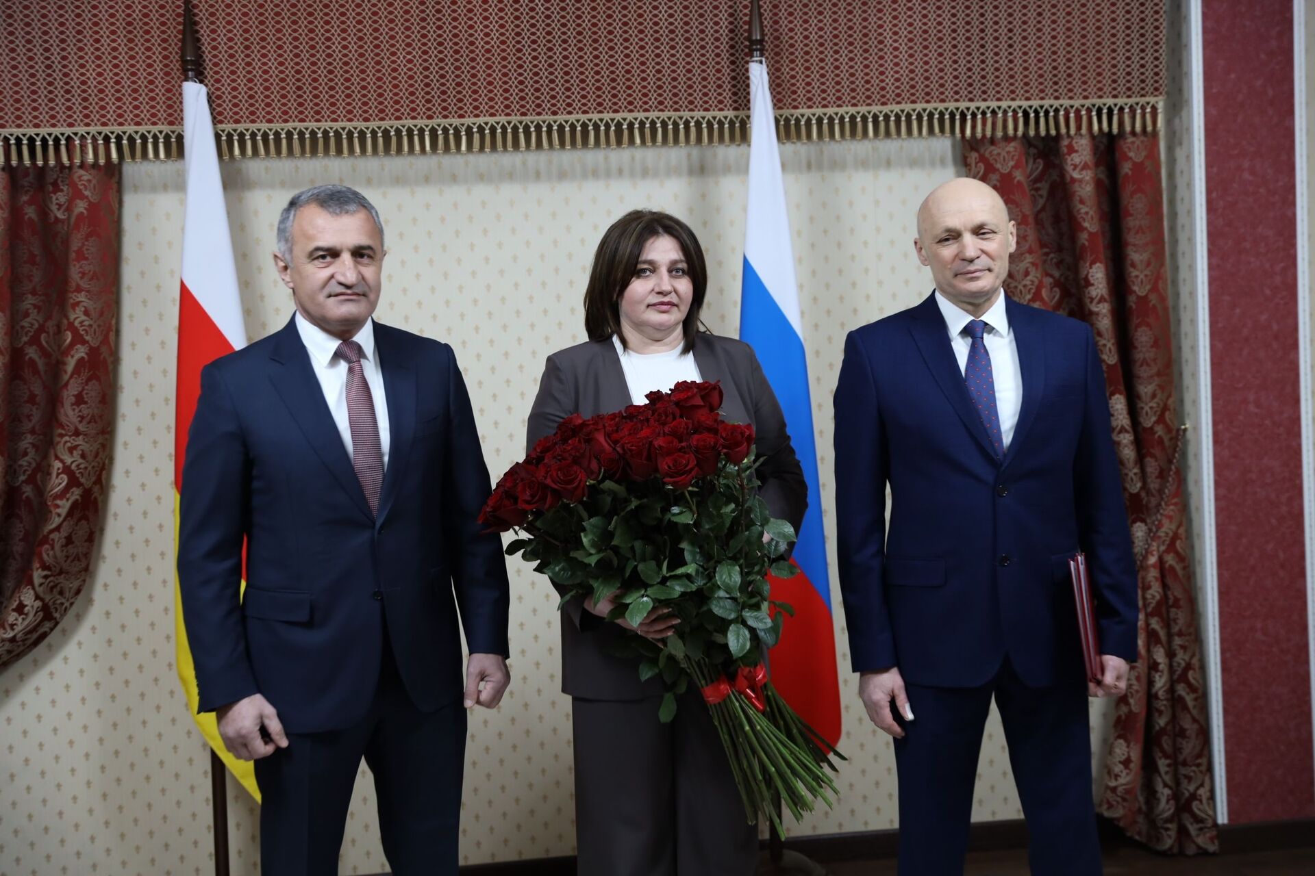 Президенты России и Абхазии поздравили с 8 Марта супругу президента Южной Осетии  - Sputnik Южная Осетия, 1920, 08.03.2021