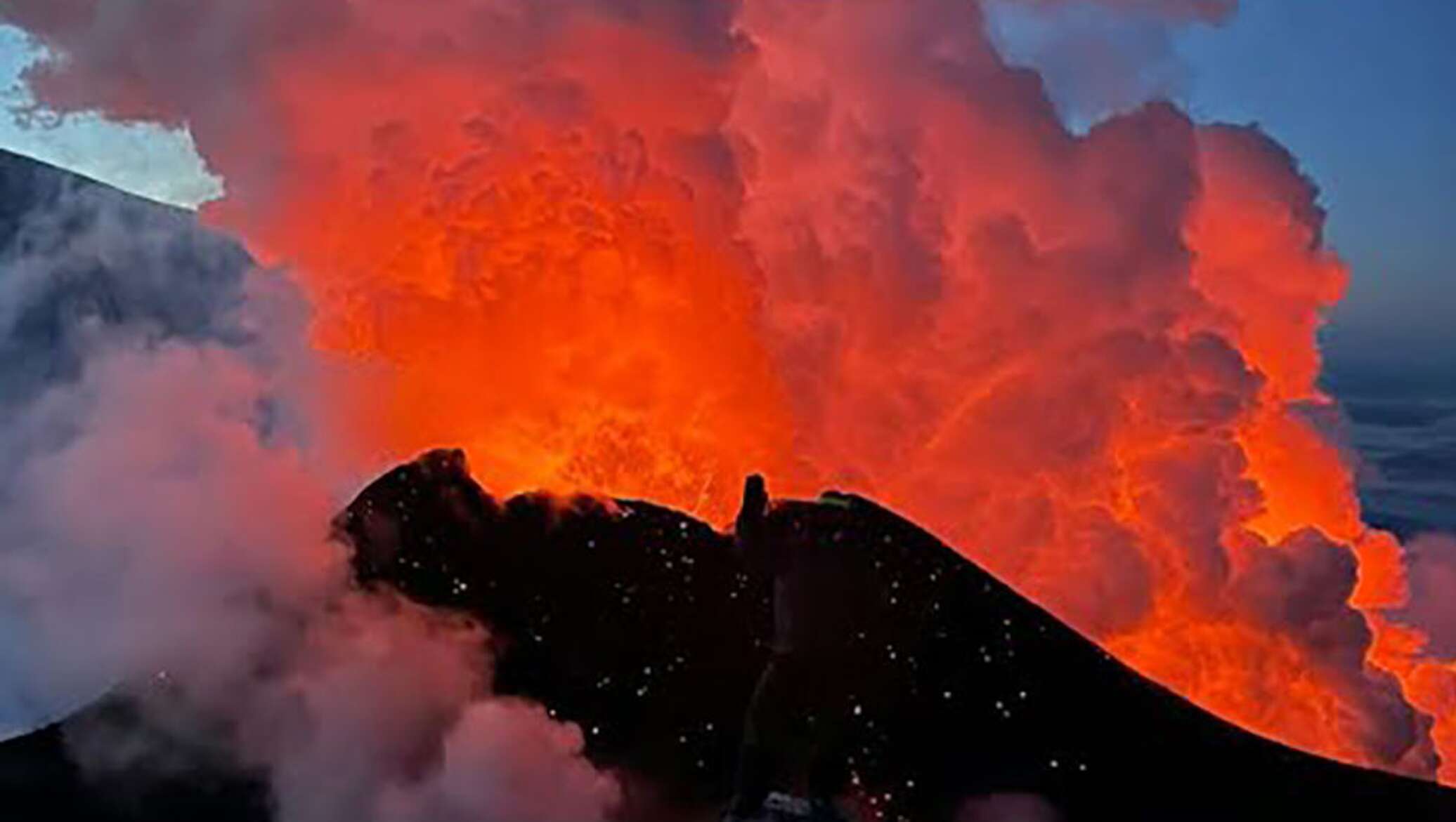 Извержение вулканов и сильные землетрясения происходят. Камчатка вулкан Ключевская сопка извержение. Вулкан Шивелуч извержение 2023. Извержение вулкана Ключевская сопка 2021. Камчатка Ключевская сопка извержение.
