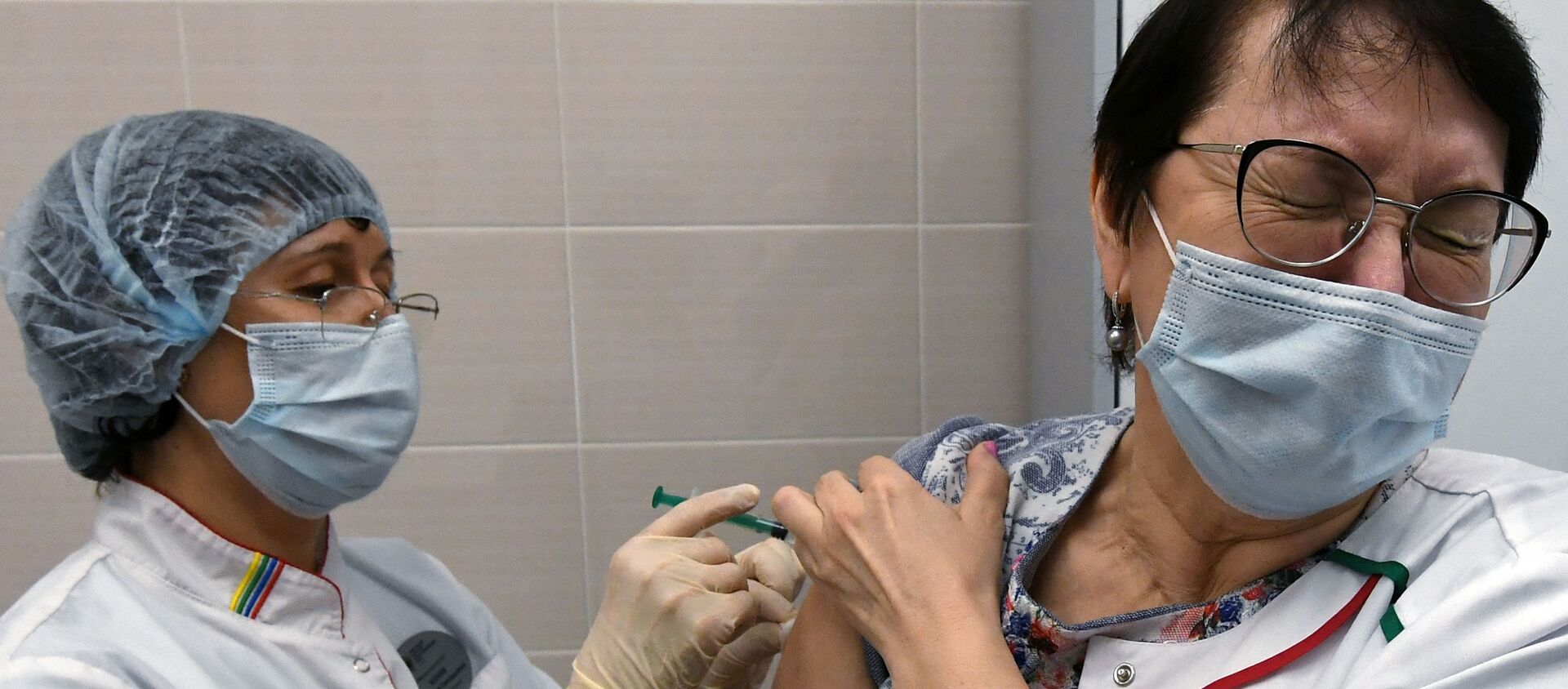 Медицинская сотрудница Сибирского федерального университета вакцинируется против COVID-19 вакциной Спутник V - Sputnik Южная Осетия, 1920, 05.07.2021