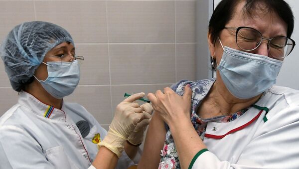 Медицинская сотрудница Сибирского федерального университета вакцинируется против COVID-19 вакциной Спутник V - Sputnik Южная Осетия