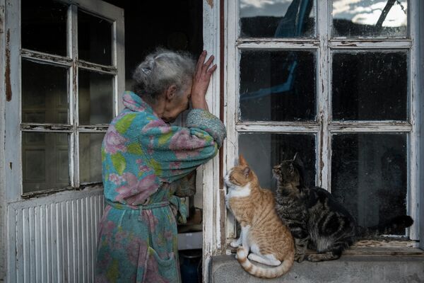 Абовян Асмик плачет в дверях своего дома в селе Неркин Сус, Нагорный Карабах - Sputnik Южная Осетия