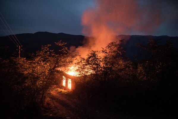 Горящий дом в Кельбаджарском районе Нагорного Карабаха - Sputnik Южная Осетия
