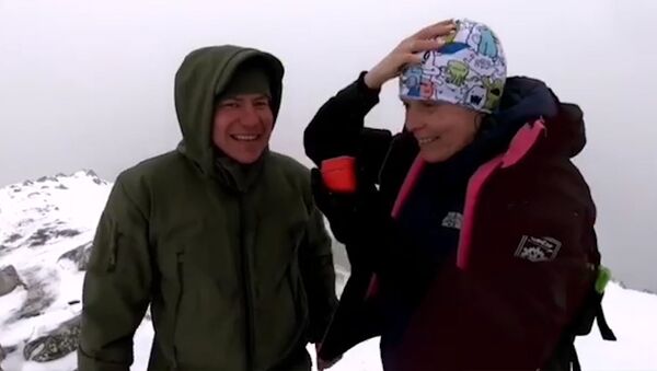 Альпинист сделал предложение своей девушке на вершине горы Фетхуз - Sputnik Южная Осетия