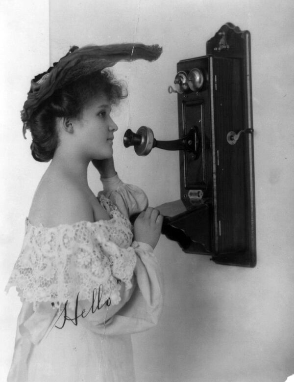 Девушка во время разговора по телефону, 1905 год  - Sputnik Южная Осетия