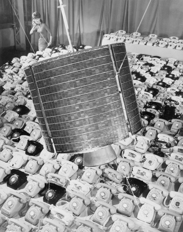 Американский спутник Интелсат-1 над телефонными аппаратами, 1965 год  - Sputnik Южная Осетия