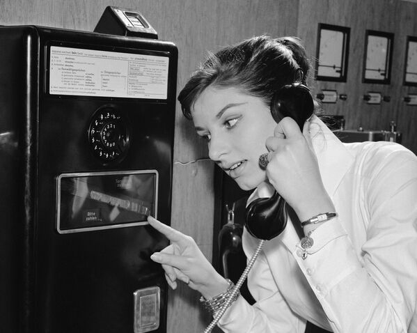 Немецкая девушка во время использования телефона с междугородной связью, 1957 год  - Sputnik Южная Осетия