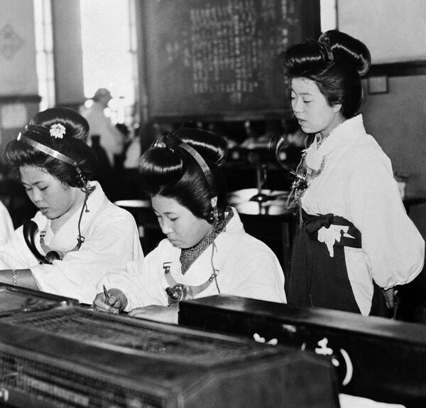 Японские девушки в здании Центральной телефонной станции в Токио, 1937 год  - Sputnik Южная Осетия