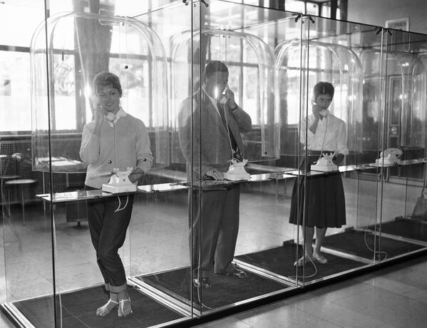 Люди звонят в прозрачных телефонных будках в Германии, 1959 год  - Sputnik Южная Осетия