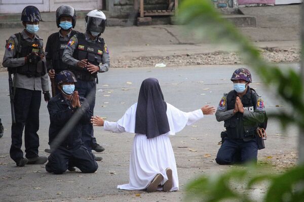 Монахиня на коленях просит полицию не причинять вреда протестующим против военного переворота в Мьянме  - Sputnik Южная Осетия
