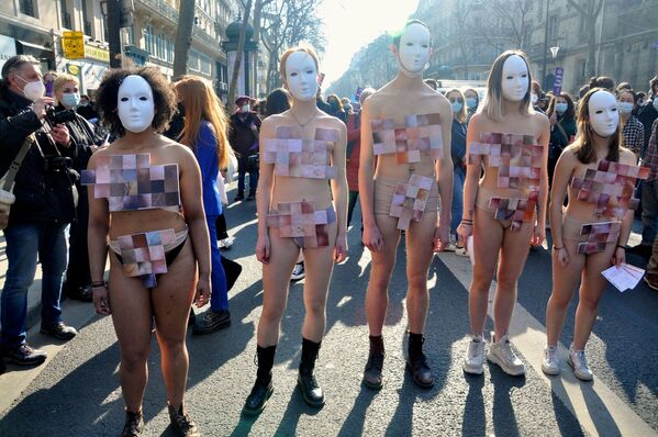 Участники марша феминисток в Париже - Sputnik Южная Осетия