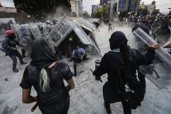 Столкновение протестующих и полицейских в ходе акции протеста в Международный женский день в Мехико, Мексика - Sputnik Южная Осетия