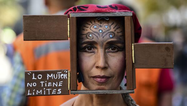 Участница марша в честь Международного женского дня в Сантьяго, Чили - Sputnik Южная Осетия