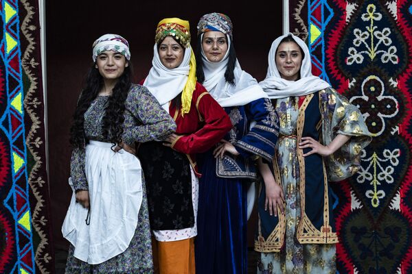 Сирийские курдские женщины в традиционной одежде позируют фотографу во время ежегодной церемонии празднования Дня курдской одежды в городе Камишли - Sputnik Южная Осетия