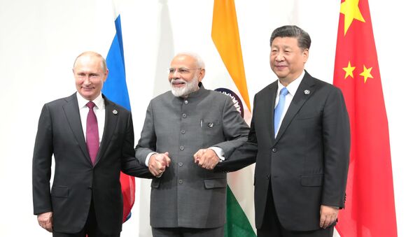 Президент РФ Владимир Путин, премьер-министр Индии Нарендра Моди и председатель Китайской Народной Республики (КНР) Си Цзиньпин (слева направо)  - Sputnik Южная Осетия