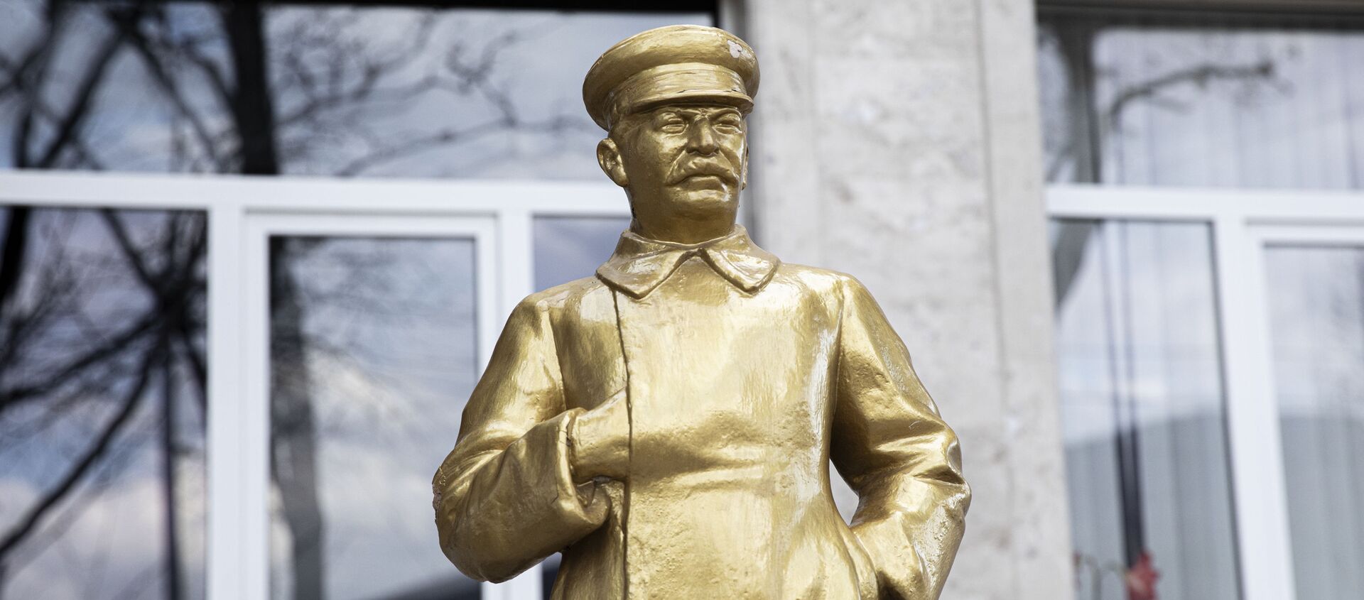Памятник Сталину во дворе здания генеральной прокуратуры РЮО - Sputnik Южная Осетия, 1920, 26.03.2021