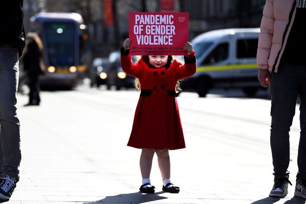 Четырехлетняя девочка с плакатом на акции протеста против насилия в Дублине, Ирландия - Sputnik Южная Осетия