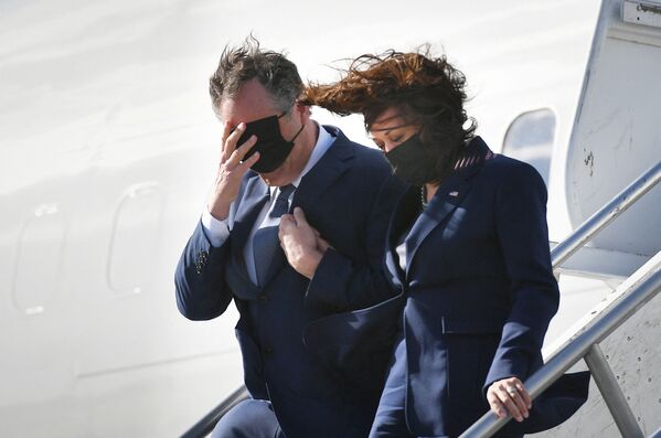 Вице-президент США Камала Харрис с супругом Дагом Эмхоффом выходят из самолета в аэропорту Лос-Анджелеса, США - Sputnik Южная Осетия