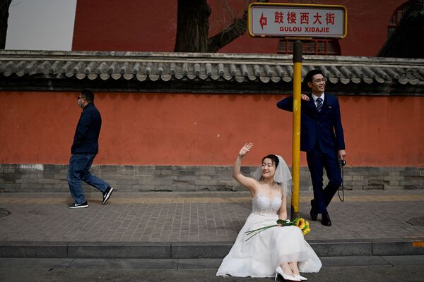Пара позирует во время брачной фотосессии перед Барабанной башней в Пекине - Sputnik Южная Осетия