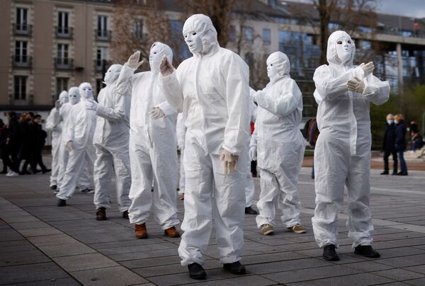 Активисты группы «Белые маски» на демонстрации против «закона о глобальной безопасности» в Нанте, Франция - Sputnik Южная Осетия
