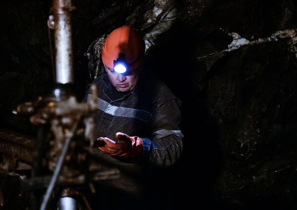 Рабочий в шахте Мариинского изумрудного прииска - Sputnik Южная Осетия
