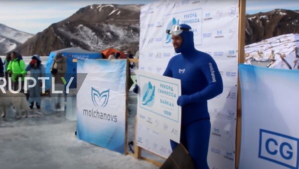 Фридайвер Молчанов установил мировой рекорд по погружению под лед на Байкале - Sputnik Южная Осетия