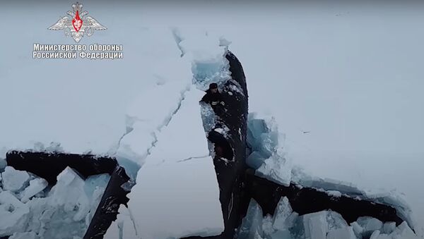 Первое в истории синхронное всплытие трех атомных подлодок ВМФ РФ из-под толщи льда сняли на видео - Sputnik Южная Осетия