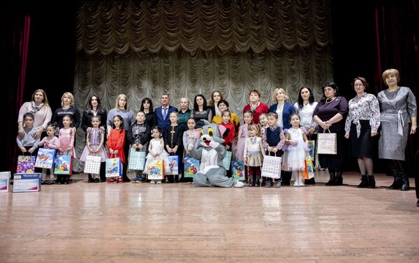 Награждение победителей творческого конкурса для дошкольников Стихи, которые любят с детства! - Sputnik Южная Осетия