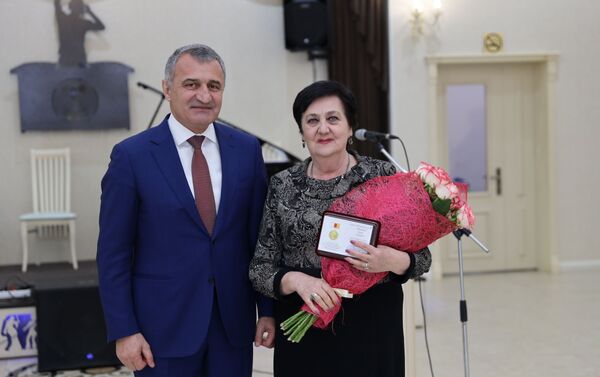 Президент Южной Осетии наградил работников культуры  - Sputnik Южная Осетия