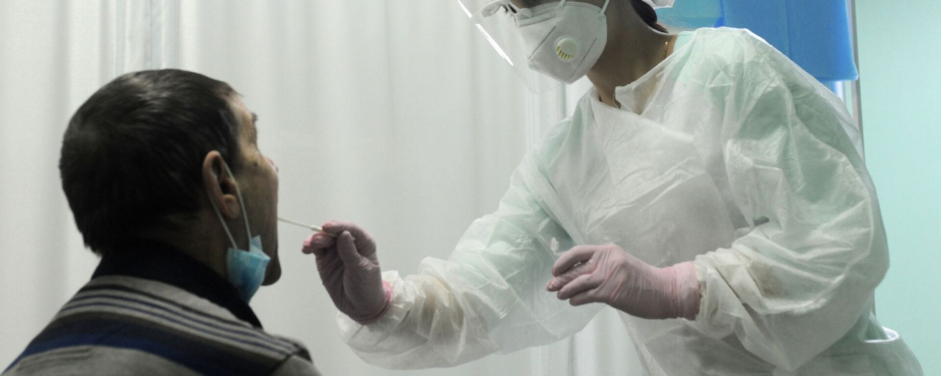 Медсестра берет мазок у пациента для ПЦР-теста на коронавирус. Архивное фото - Sputnik Южная Осетия, 1920, 02.02.2022