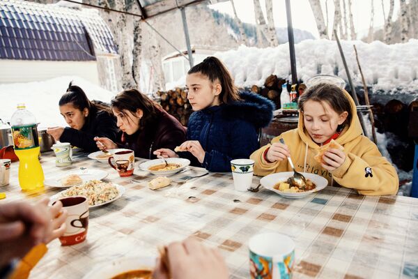 Дети из школы-интерната отдыхают в селе Згубир - Sputnik Южная Осетия