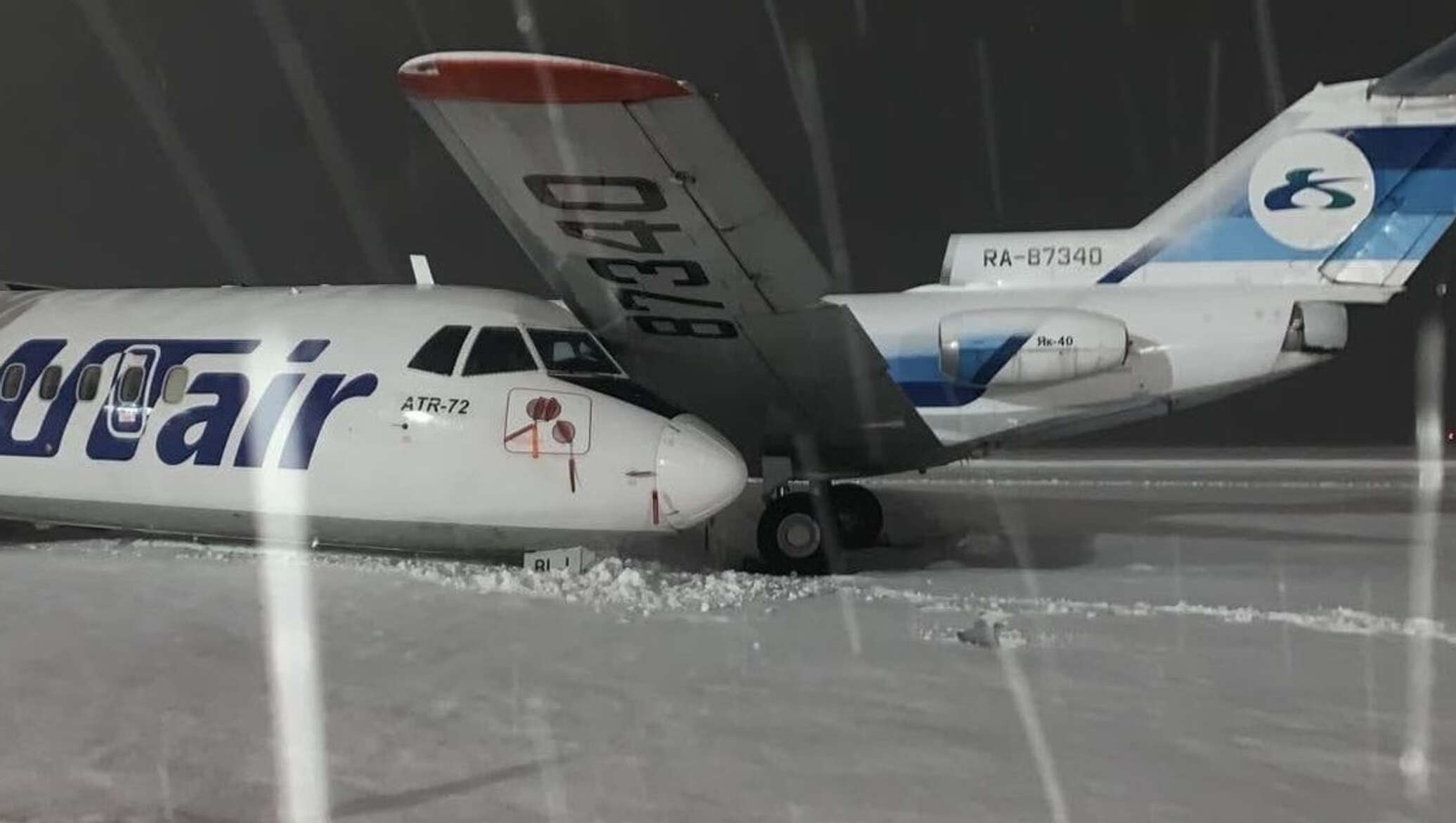 Utair сургут. АТР-72 самолет ЮТЭЙР. ATR 72 самолет. ATR 72-500 самолет. Самолет ATR-72 авиакомпании «ЮТЭЙР»,.