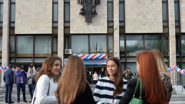 Студенты перед зданием вуза. Архивное фото  - Sputnik Южная Осетия