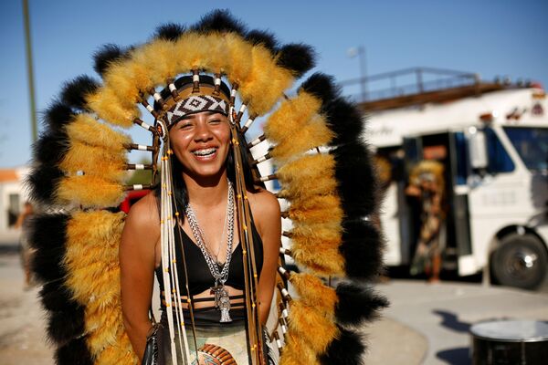 Танцовщица в костюме во время празднования Страстной недели в Сьюдад-Хуаресе, Мексика - Sputnik Южная Осетия