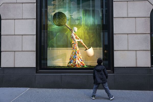 Ребенок разглядывает витрину универмага Bloomingdales в Нью-Йорке, США - Sputnik Южная Осетия