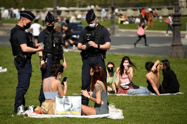 Французские полицейские проверяют людей, отдыхающих на траве в Париже, Франция - Sputnik Южная Осетия