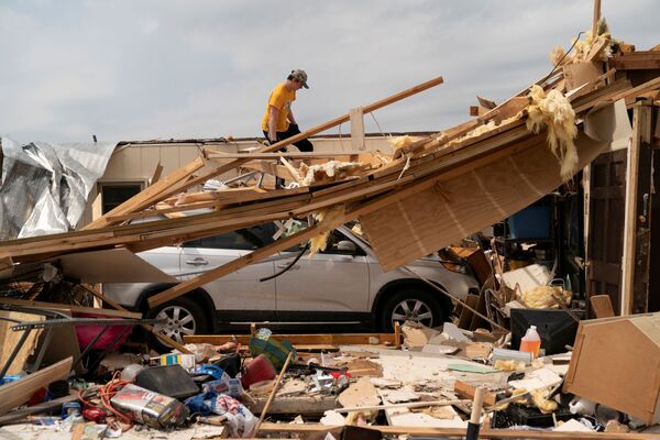 Натан Мейсон оценивает ущерб, нанесенный дому своей бабушки на следующий день после того, как серия торнадо унесла жизни нескольких человек в Охатчи, штат Алабама, США - Sputnik Южная Осетия