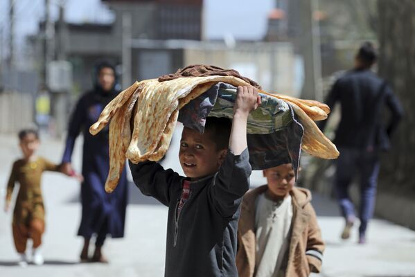 Мальчик с хлебом на голове на одной из улиц Кабула, Афганистан - Sputnik Южная Осетия