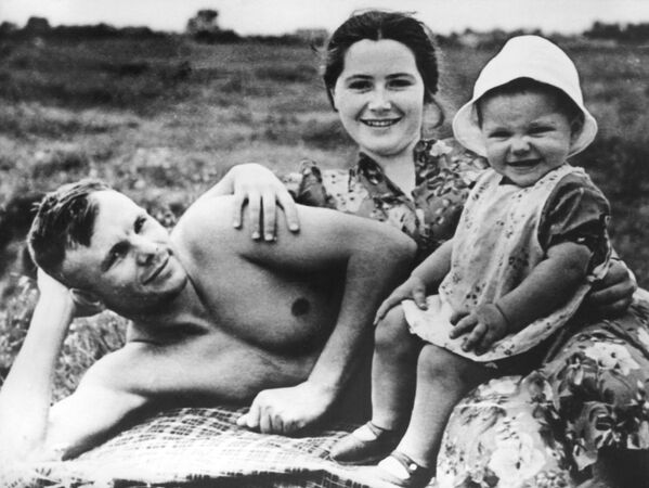 Космонавт Юрий Гагарин на пляже со семьей  - Sputnik Южная Осетия