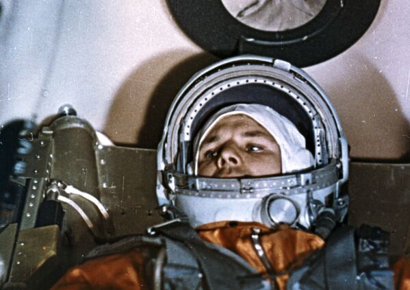 Космонавт Юрий Гагарин в кабине космического корабля Восток-1 перед стартом - Sputnik Южная Осетия