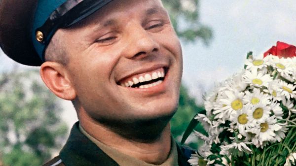 Летчик-космонавт СССР Юрий Гагарин с букетом ромашек - Sputnik Южная Осетия