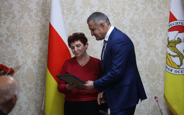 Церемония вручения государственных наград медикам Южной Осетии - Sputnik Южная Осетия