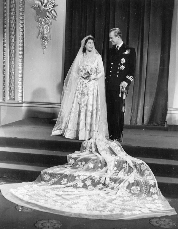 Официальная свадебная фотография принцессы Елизаветы и ее мужа, принца Филиппа, герцога Эдинбургского, сделанная в Букингемском дворце после их свадьбы в Вестминстерском аббатстве 20 ноября 1947 года. - Sputnik Южная Осетия