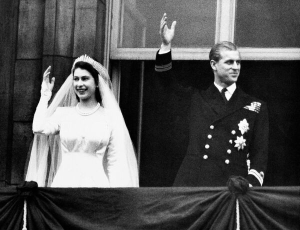 Британская королева Елизавета II и принц Филипп в день своей свадьбы в Лондоне, 1947 - Sputnik Южная Осетия